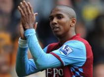 Man United xong vụ Ashley Young
