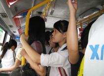 Tình yêu trên xe buýt: Khóc đó và cười đó!