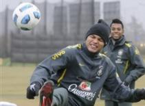 Copa trước giờ khai mạc: Brazil đá “quả bóng” sức ép cho Argentina