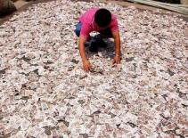 Thản nhiên phơi cả "núi tiền" giữa đường phố