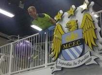 “Sao” Man City cũng bị cuốn vào cơn sốt chụp ảnh “nằm sấp”