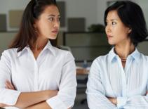 Sợ hãi khi mẹ chồng "ghen" với con dâu