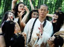 "Đại sư" Lý Liên Kiệt nhắm mắt trước rừng mỹ nữ