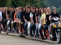 25 người trên 1 chiếc xe máy