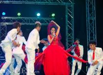 Hoàng Thùy Linh rực rỡ với váy cưới đỏ