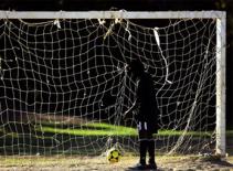 Đang đá bóng, đột tử vì… xà ngang rơi trúng đầu