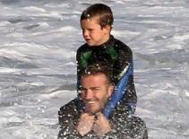 Bỏ mặc vợ và con gái, Becks đưa ba quý tử đi lướt ván