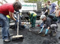 Chùm ảnh: Người London ra tay quét dọn tàn tích bạo loạn