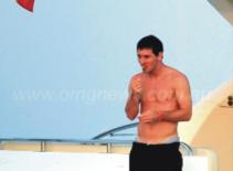 Ngay cả Messi cũng phì phèo thuốc lá!