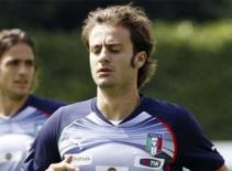 PSG hỏi mua Gilardino