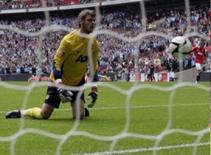 Schmeichel bảo vệ De Gea