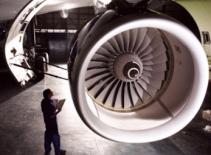 Kinh hoàng vụ một kỹ sư bị hút vào động cơ máy bay