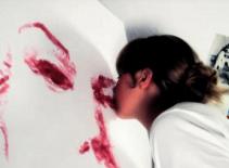 Xem tài năng vẽ tranh bằng những nụ hôn