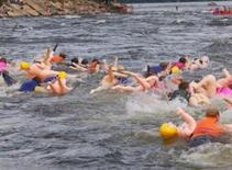 Thi bơi cùng búp bê 