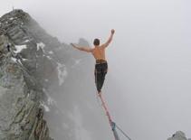 Đi thăng bằng ở độ cao gần 4km 