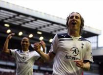 Chán nản níu chân, Redknapp mở cửa cho Modric ra đi