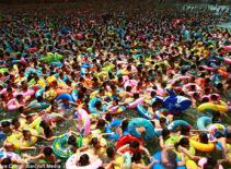 Bể bơi đông đúc nhất thế giới 