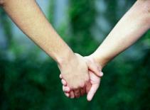 Nắm giữ một bàn tay hay níu giữ một tâm hồn