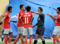 Những sự cố trọng tài đình đám ở giải hạng Nhất 2011