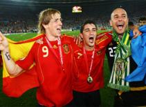 Torres và Villa cạnh tranh để được làm thông gia với thủ thành Reina