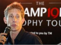 Rooney, Neville, Bergkamp, Cocu sẽ mặt trong trận cầu chia tay Van der Sar