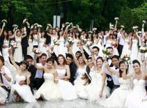 100 cặp đôi cầu hôn tập thể dưới trời mưa