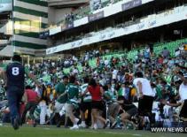 Súng nổ giữa trận đấu, cả SVĐ náo loạn 