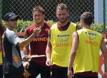 “Bom nổ chậm” ở Roma: Totti chiến tranh lạnh với Luis Enrique