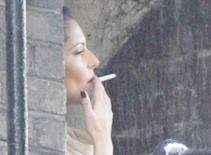 Họa mi Cheryl nghiện thuốc nặng