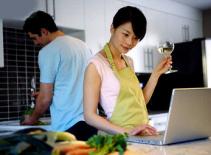 Những cô vợ ở nhà nhếch nhác, ra đường xinh tươi 