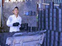 Nhọc nhằn nghề làm than tổ ong 