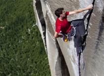 Leo núi đá bằng...tay không