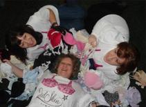 Nối hàng nghìn chiếc áo lót để lập kỷ lục thế giới