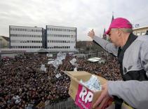 Những vụ vứt tiền kỳ quặc nhất thế giới