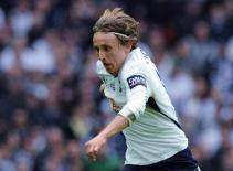 Nhìn Nasri tủi phận Modric