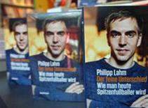 Lahm khuyên đồng nghiệp đồng tính hãy "kín mồm"