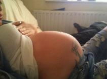 Cô gái cứ ăn là... "mang thai" 