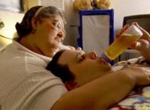 30 tuổi vẫn nằm cũi, bú bình