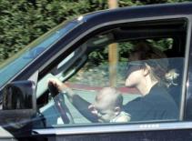 Hồn nhiên để con trai 2 tuổi lái BMW