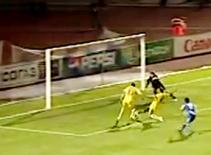 Tiền đạo cản bóng của đồng đội như hậu vệ đối phương