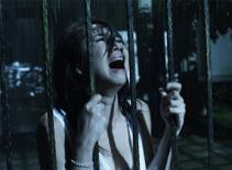 'Giữa hai thế giới' kinh dị 'chưa tới nóc' 