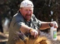 Nghề xịt keo cho... bờm sư tử