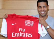 Santos và Mertesacker chính thức cập bến Arsenal