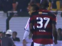 Cầu thủ bóng đá hay võ sĩ quyền anh ?