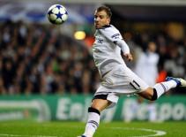 Van der Vaart "nổi đóa" vì không được dự Europa League