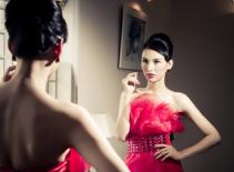 Hoa hậu Ngọc Diễm kiêu sa với đầm dạ hội