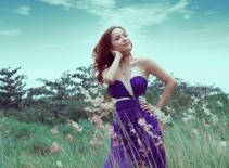 Duy Uyên diện đầm tím khoe vai trần