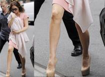 Cận cảnh đôi giày lênh khênh của Victoria khi bế con đi mua sắm