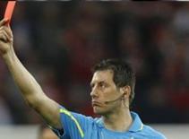 Bundesliga: Mưa… thẻ đỏ