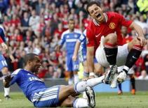 Bị Asley Cole “triệt hạ”, Chicharito có thể nghỉ 3 tuần